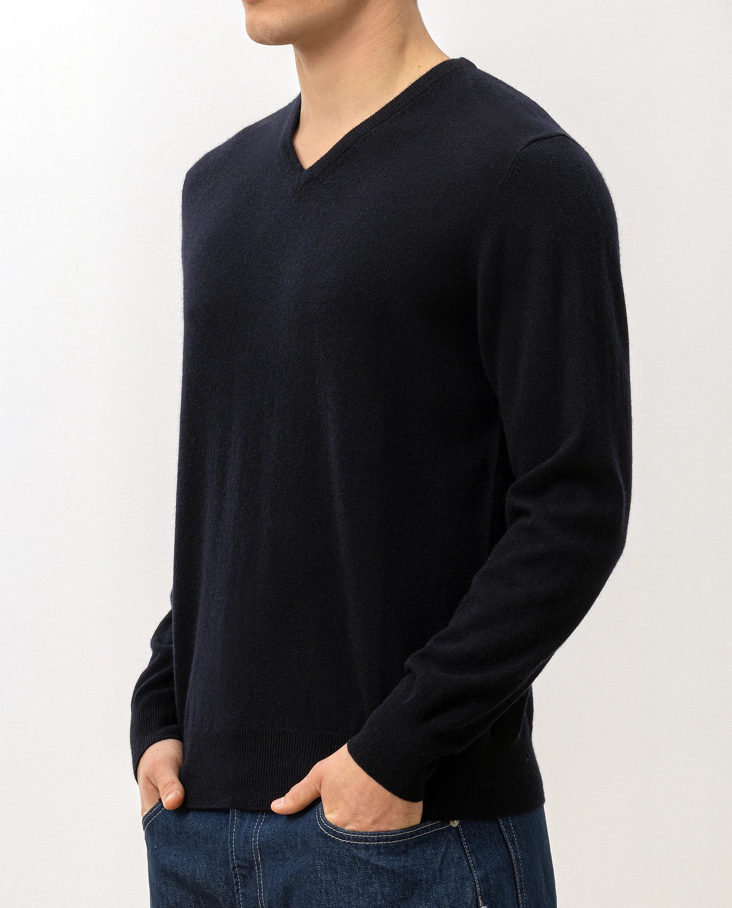 V-Ausschnitt Pullover aus Cashmere in Navy - Image 3