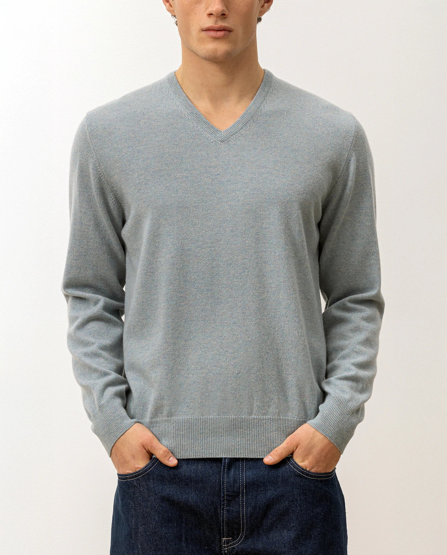 V-Ausschnitt Pullover aus Cashmere in Blau - Image 2