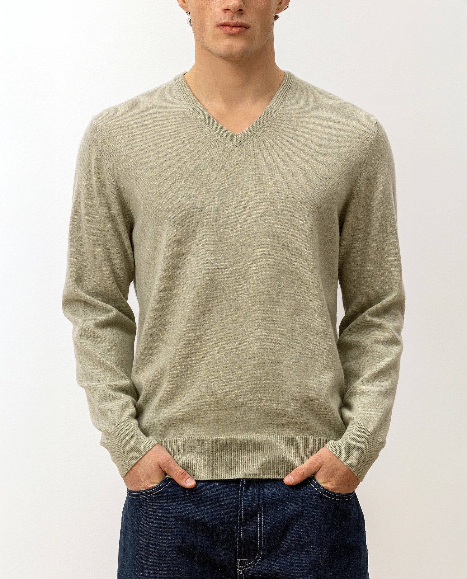 V-Ausschnitt Pullover aus Cashmere in Grün - Image 2