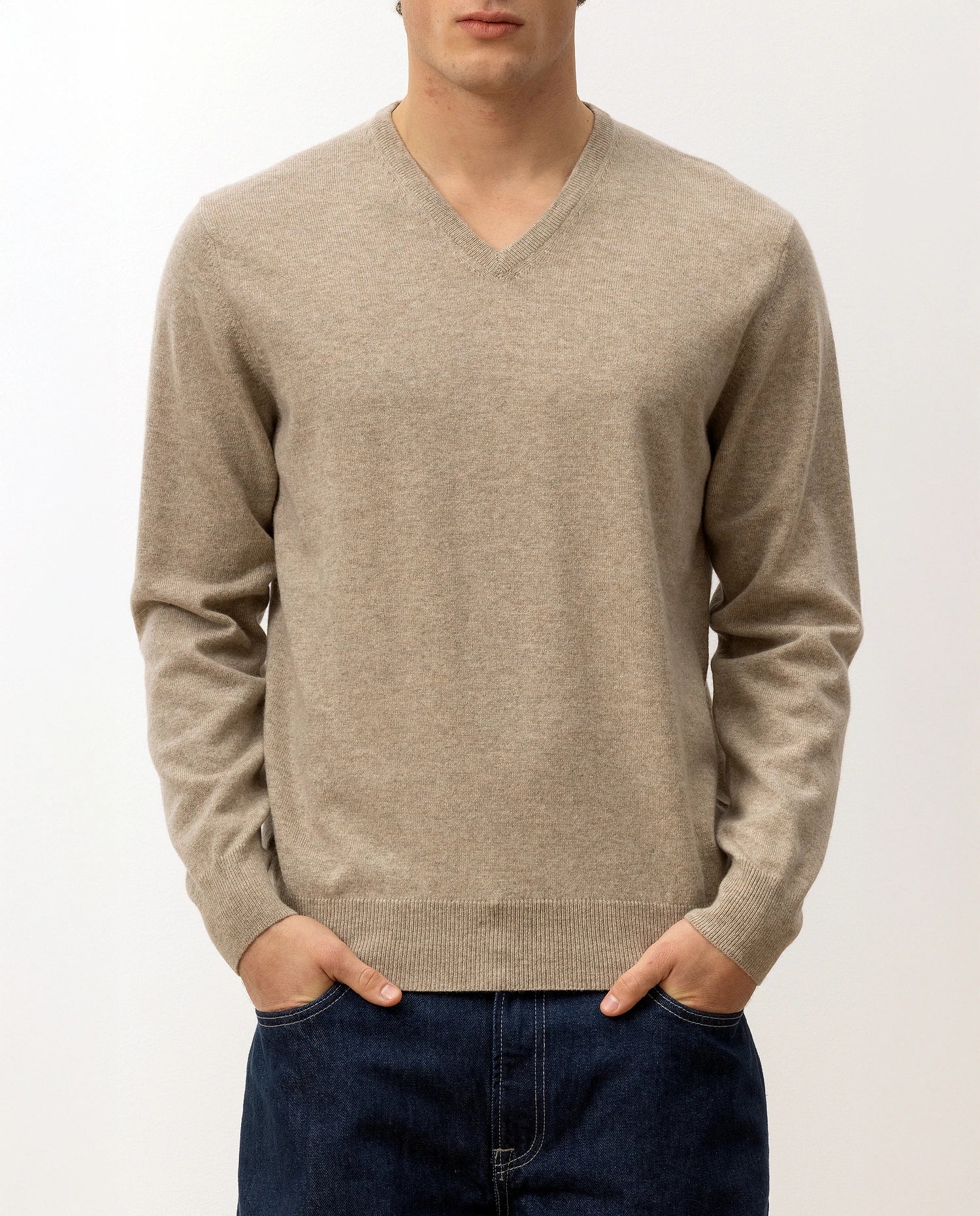 V-Ausschnitt Pullover aus Cashmere in Beige - Image 2