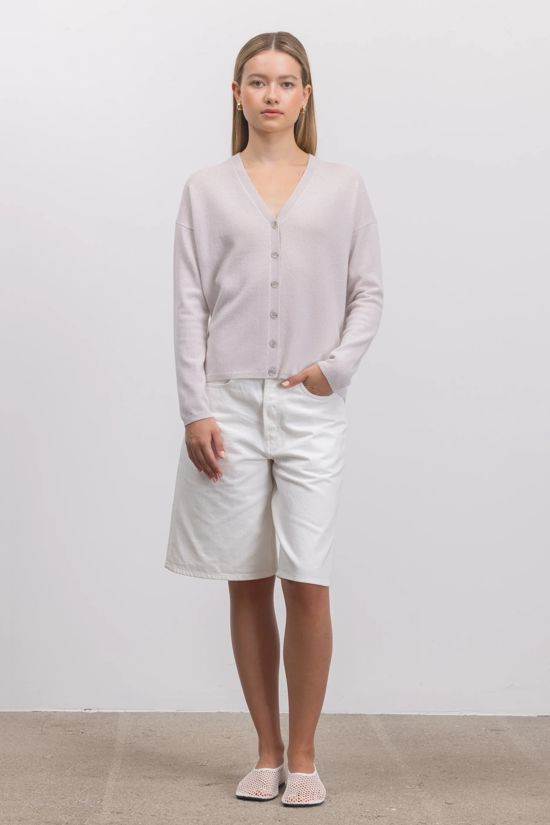 Cashmere Strickjacke in Grau - Image 5