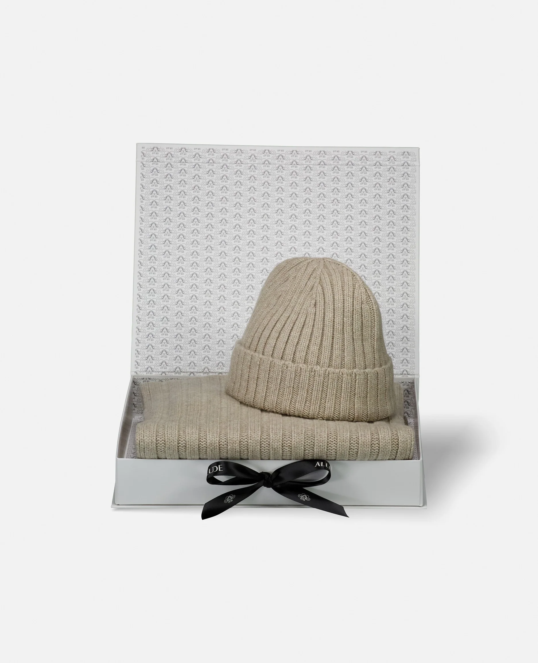 Geschenkset aus Mütze und Schal in Beige