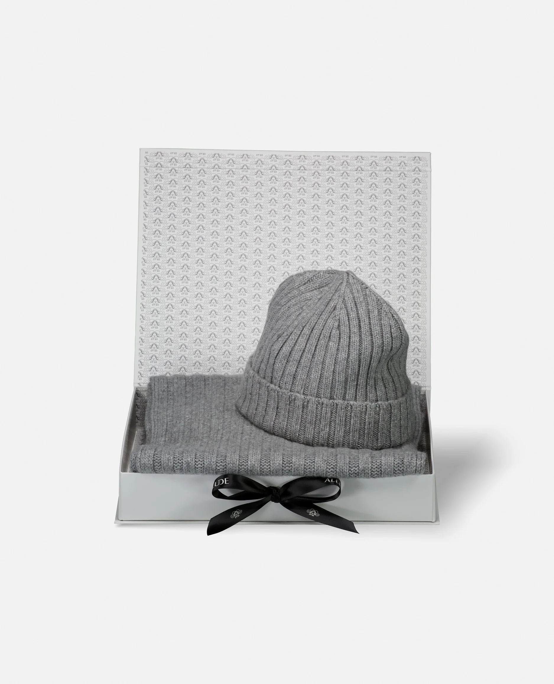 Geschenkset aus Mütze und Schal in Dunkelgrau