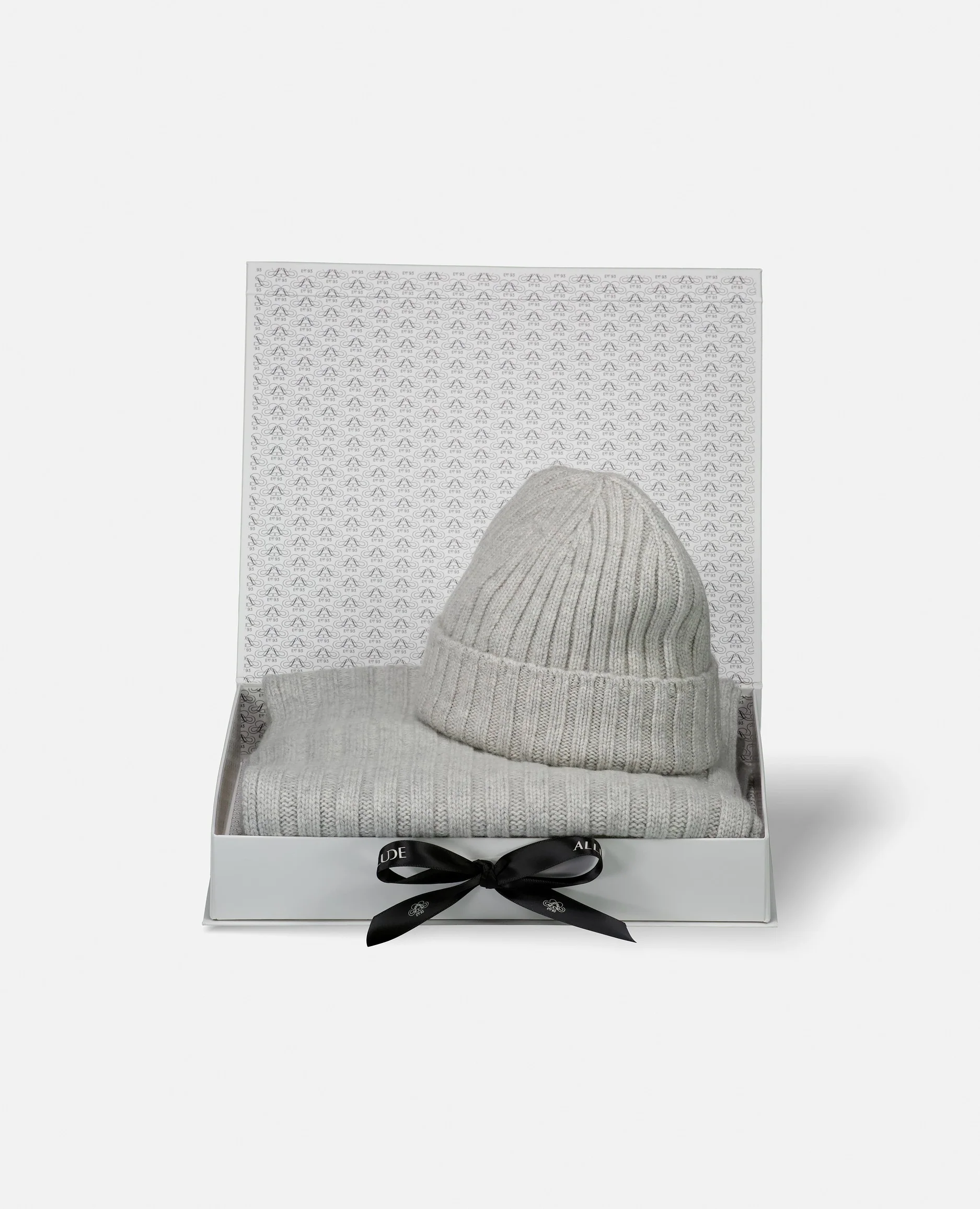 Geschenkset aus Mütze und Schal in Grau