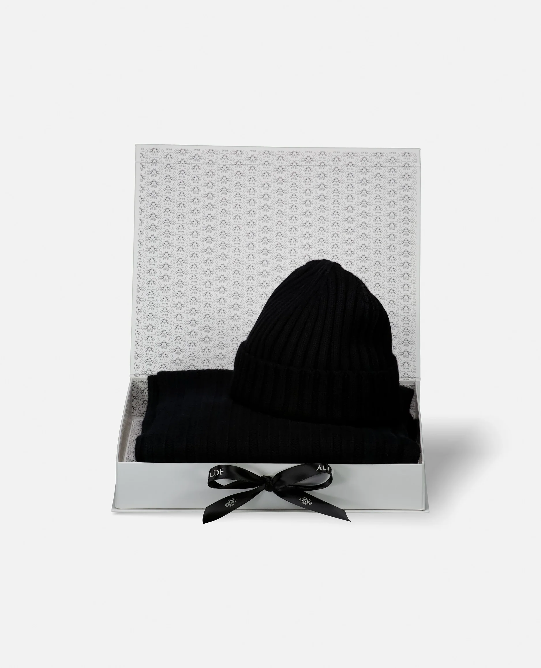 Geschenkset aus Mütze und Schal in Schwarz