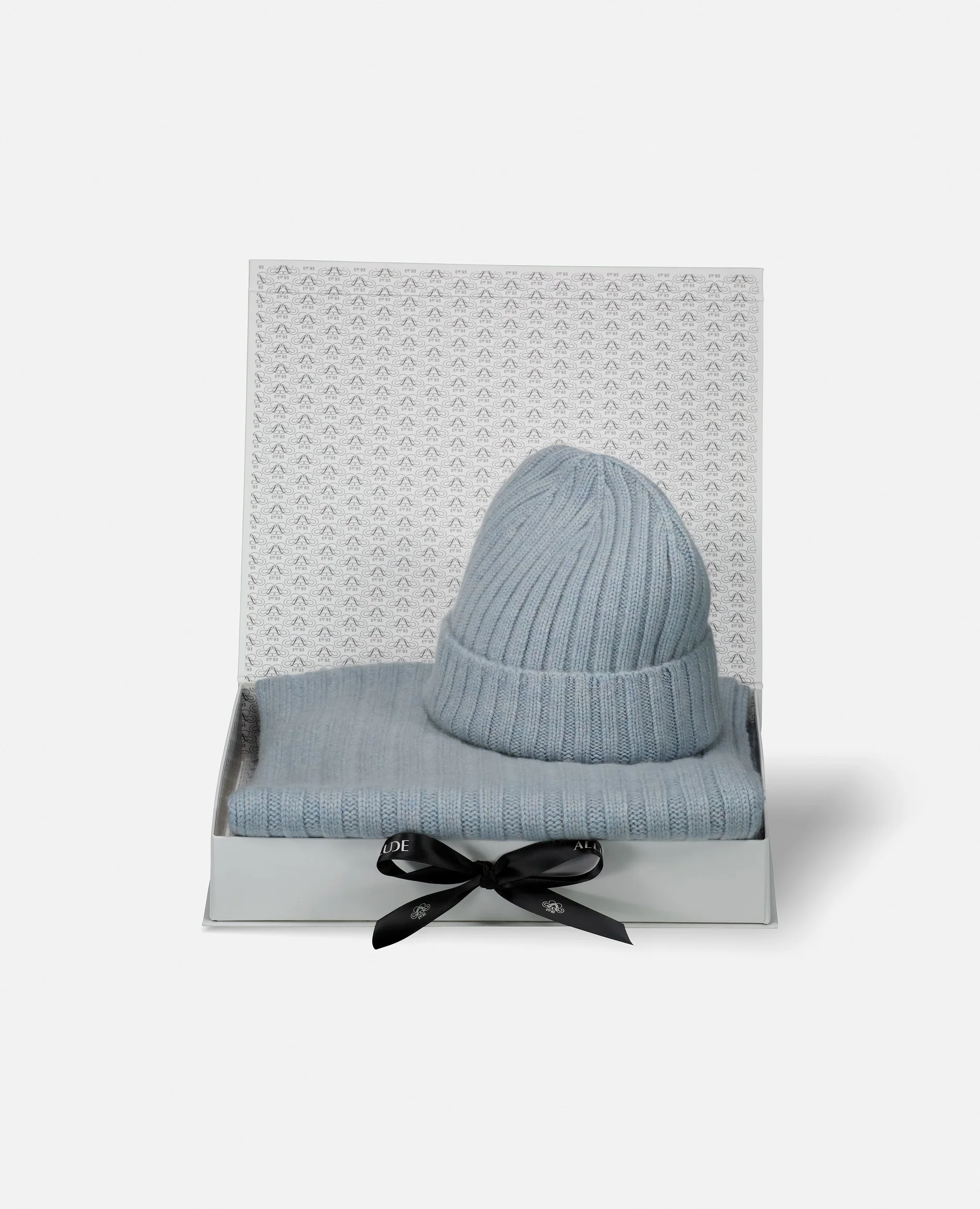 Geschenkset aus Mütze und Schal in Babyblau